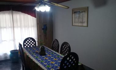EXCELENTE PROPIEDAD CASA TRES AMBIENTES CON ENTRADA DE AUTO JARDIN PATIO Y FONDO LIBRE