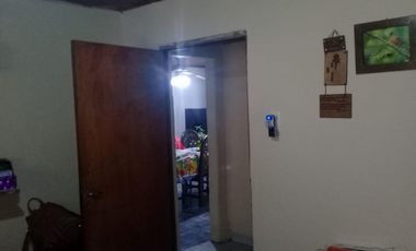 EXCELENTE PROPIEDAD CASA TRES AMBIENTES CON ENTRADA DE AUTO JARDIN PATIO Y FONDO LIBRE