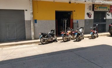 Esta casa antigua está en venta. O la compras tú, o ya sabes quién lo hará. Y créeme, no querrás competir con ellos por esta ubicación privilegiada.
