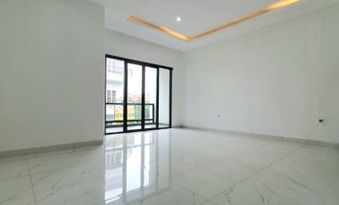 Beautiful in White.... Rumah 100% baru, modern minimalis, di cluster Gading Pandawa, Kelapa Gading