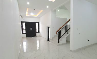 Beautiful in White.... Rumah 100% baru, modern minimalis, di cluster Gading Pandawa, Kelapa Gading