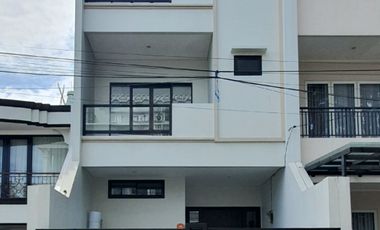 Beautiful in White.... Rumah 100% baru, modern minimalis, di cluster Gading Pandawa, Kelapa Gading