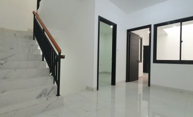 Beautiful in White.... Rumah 100% baru, modern minimalis, di cluster Gading Pandawa, Kelapa Gading