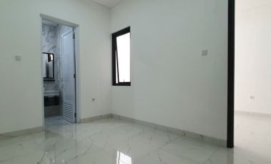 Beautiful in White.... Rumah 100% baru, modern minimalis, di cluster Gading Pandawa, Kelapa Gading