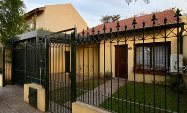 Casa de 3 AMBIENTES ubicada a 300 metros de la  estación de trenes.