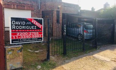 CASA DE 3 AMBIENTES A RECICLAR EN VENTA - MORON SUR