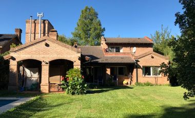 EXCELENTE CASA 3 DORM + PLAY S/ GRAN LOTE CON PISCINA JARDIN Y COCHERA.