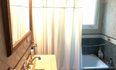 EXCELENTE CASA 3 DORM + PLAY S/ GRAN LOTE CON PISCINA JARDIN Y COCHERA.