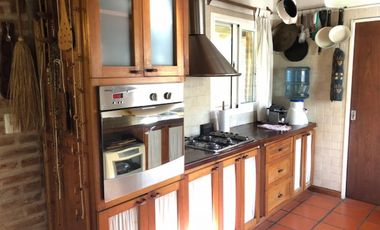 EXCELENTE CASA 3 DORM + PLAY S/ GRAN LOTE CON PISCINA JARDIN Y COCHERA.