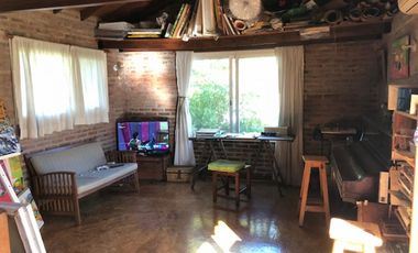 EXCELENTE CASA 3 DORM + PLAY S/ GRAN LOTE CON PISCINA JARDIN Y COCHERA.