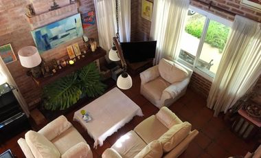 EXCELENTE CASA 3 DORM + PLAY S/ GRAN LOTE CON PISCINA JARDIN Y COCHERA.