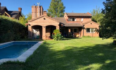 EXCELENTE CASA 3 DORM + PLAY S/ GRAN LOTE CON PISCINA JARDIN Y COCHERA.