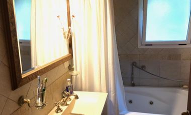 EXCELENTE CASA 3 DORM + PLAY S/ GRAN LOTE CON PISCINA JARDIN Y COCHERA.