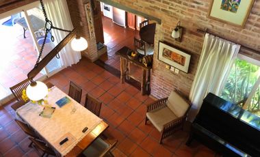 EXCELENTE CASA 3 DORM + PLAY S/ GRAN LOTE CON PISCINA JARDIN Y COCHERA.