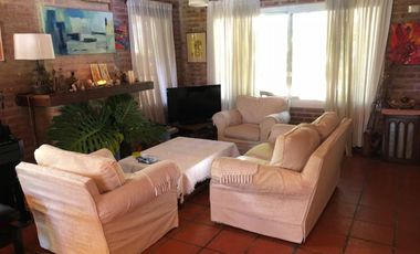 EXCELENTE CASA 3 DORM + PLAY S/ GRAN LOTE CON PISCINA JARDIN Y COCHERA.