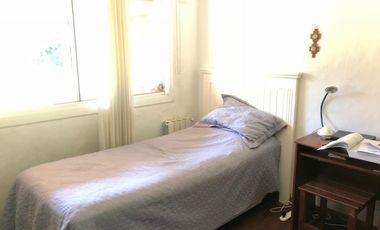 EXCELENTE CASA 3 DORM + PLAY S/ GRAN LOTE CON PISCINA JARDIN Y COCHERA.