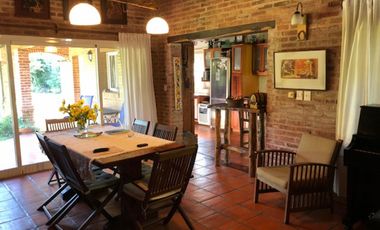 EXCELENTE CASA 3 DORM + PLAY S/ GRAN LOTE CON PISCINA JARDIN Y COCHERA.