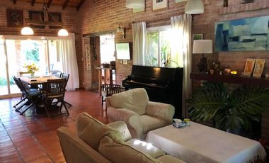 EXCELENTE CASA 3 DORM + PLAY S/ GRAN LOTE CON PISCINA JARDIN Y COCHERA.