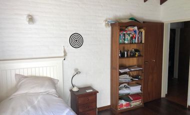 EXCELENTE CASA 3 DORM + PLAY S/ GRAN LOTE CON PISCINA JARDIN Y COCHERA.