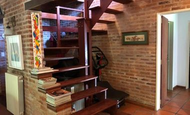 EXCELENTE CASA 3 DORM + PLAY S/ GRAN LOTE CON PISCINA JARDIN Y COCHERA.