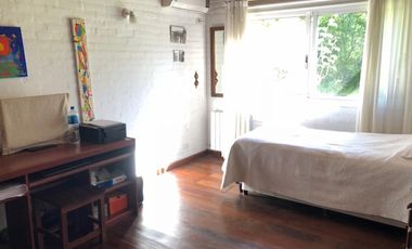 EXCELENTE CASA 3 DORM + PLAY S/ GRAN LOTE CON PISCINA JARDIN Y COCHERA.