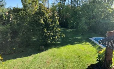 EXCELENTE CASA 3 DORM + PLAY S/ GRAN LOTE CON PISCINA JARDIN Y COCHERA.