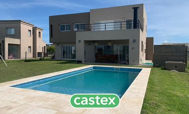 Casa con vista a la laguna en venta en el barrio Norte de El Cantón