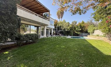 Casa en arriendo de 6 dorm. en Las Condes