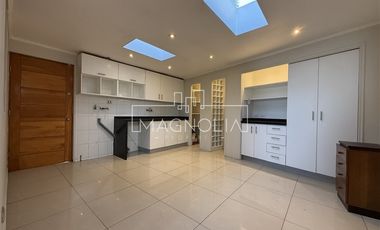 Casa en arriendo de 6 dorm. en Las Condes