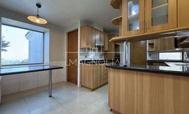 Casa en arriendo de 6 dorm. en Las Condes