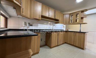 Casa en arriendo de 6 dorm. en Las Condes