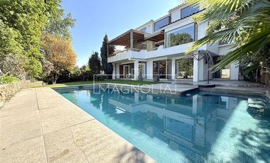 Casa en arriendo de 6 dorm. en Las Condes