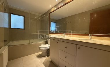 Casa en arriendo de 6 dorm. en Las Condes