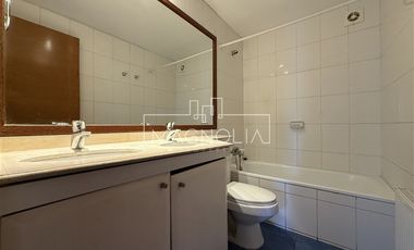 Casa en arriendo de 6 dorm. en Las Condes