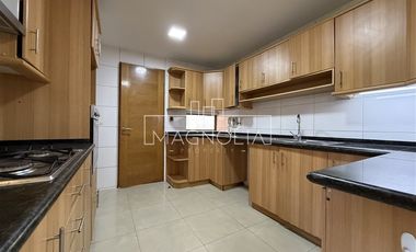 Casa en arriendo de 6 dorm. en Las Condes
