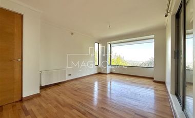 Casa en arriendo de 6 dorm. en Las Condes