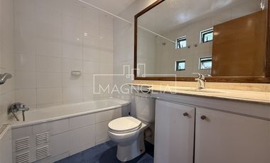 Casa en arriendo de 6 dorm. en Las Condes