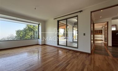 Casa en arriendo de 6 dorm. en Las Condes