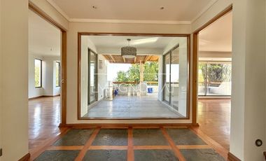 Casa en arriendo de 6 dorm. en Las Condes