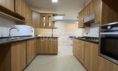 Casa en arriendo de 6 dorm. en Las Condes