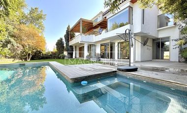 Casa en arriendo de 6 dorm. en Las Condes