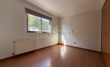 Casa en arriendo de 6 dorm. en Las Condes