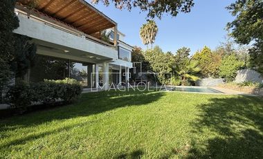 Casa en arriendo de 6 dorm. en Las Condes