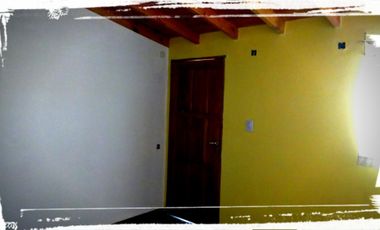 EXCELENTE DUPLEX EN PLANTA BAJA CON COCINA COMEDOR INCLUYENDO ARTEFACTO COCINA, TERMOTANQUE, BAÑO, HABITACIÓN, PATIO TRASERO PRIVADO, PATIO DE FRENTE 