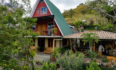 Encantadora casa de tres niveles con impresionantes vistas a las montañas en San Pedro de Vilcabamba