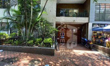 casa en venta en laureles. Cod V55855