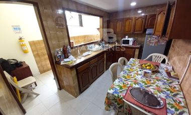 casa en venta en laureles. Cod V55855