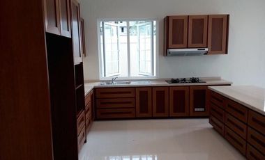 Rumah Nuansa Bali Dengan Kolam Renang Yang Indah