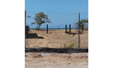Se vende Terreno en frente a la Playa Malibu de 1,300 mts $350K