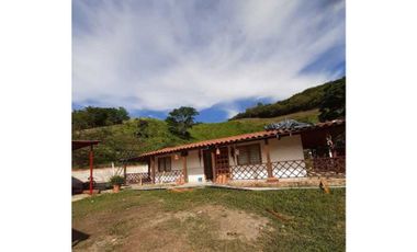 Finca con Piscina en Lutaima Anapoima